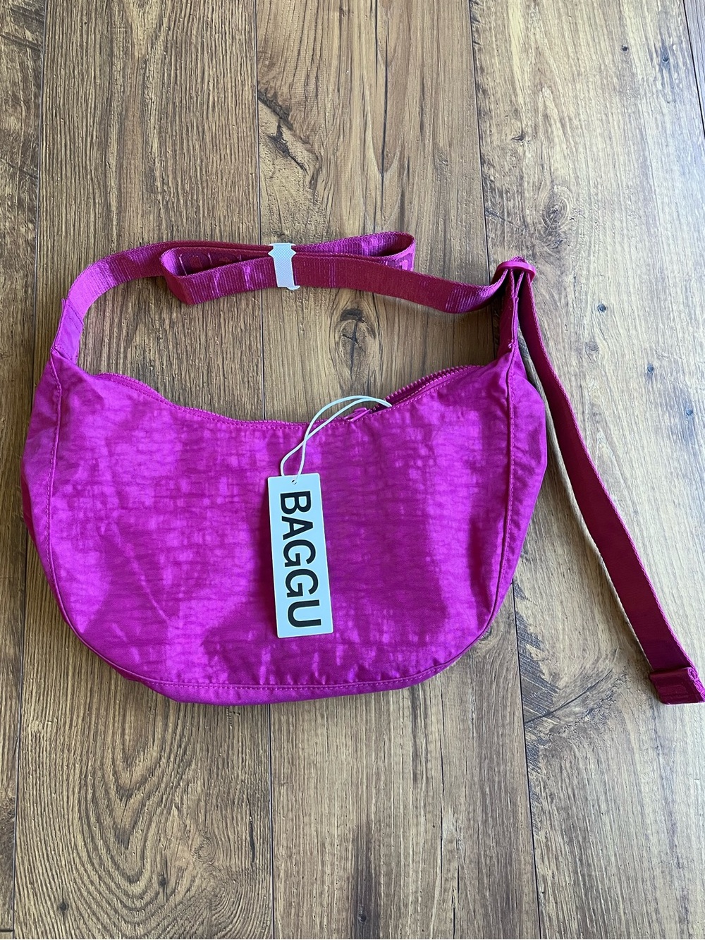 BAGGU Deep Fuchsia Medium Crescent BNWT